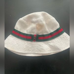 While Gucci bucket hat